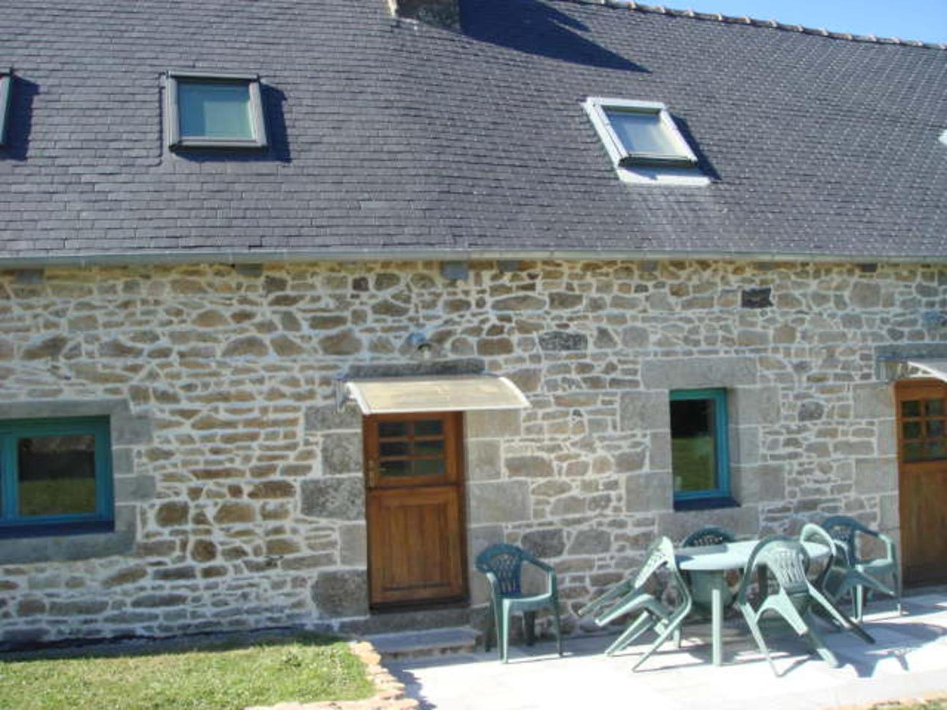 Captivating 2-Bed House With Log Burner In Kerien Bagian luar foto